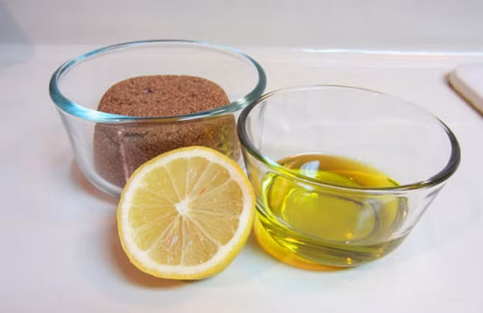 Chanh, đường nâu. Trộn nước cốt chanh và đường nâu, thêm 1 vài giọt dầu olive. Đắp lên vùng da có nám. Để mặt nạ lưu lại trên da 15-20 phút rồi rửa sạch mặt bằng nước ấm. Thực hiện 2 lần 1 tuần. Tuy nhiên không nên quá lạm dụng bởi tính axit nhẹ trong nước chanh có thể bào mòn da nếu sử dụng quá nhiều. Ảnh: Tritannhang.