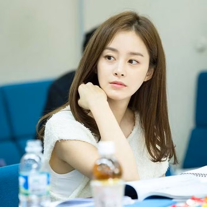 Kim Tae Hee cũng dành 2-3 tiếng mỗi ngày để chạy bộ, bơi lội hoặc tập yoga. Đây cũng là lúc cô nghỉ ngơi sau những giờ làm việc căng thẳng, mệt mỏi. Ảnh: Khampha.