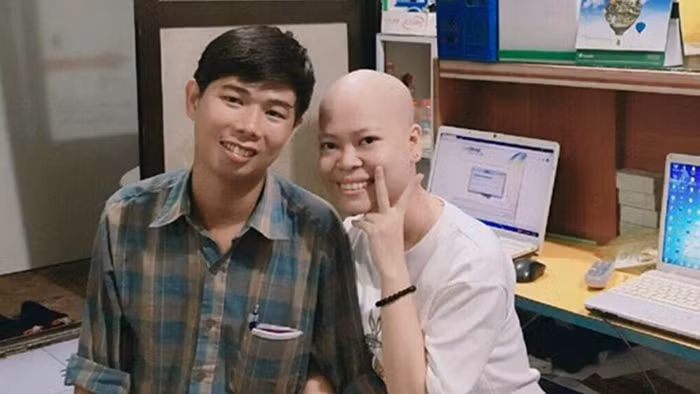 Chuyện tình 7 năm của cô gái ung thư máu. Ngày 19/6/2016, một trang nhật ký ẩn danh trên mạng xã hội đã đăng tải bức thư cảm động khiến người đọc rơi lệ. Những lời ngọt ngào nhưng đầy đau đớn ấy là của cô gái Phạm Thúy Hằng (sinh năm 1993) bệnh nhân ung thư máu, gửi đến người yêu 7 năm của mình. Ảnh: Yan.