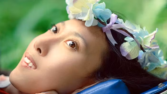 Cô gái bị chấn thương não có nghị lực phi thường. Cô gái Võ Trúc Duyên không may bị tai nạn hồi 1 tuổi gây chấn thương ở não, tê liệt hệ thần kinh vận động. Cô chỉ còn cử động được cánh tay, đầu ngón tay. Ảnh: Tin247.