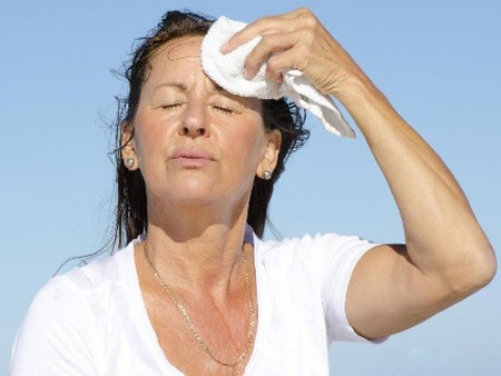 Đối với cảm nắng mùa hè có các triệu chứng đau đầu, nôn, ớn rét, tim hồi hộp, phát sốt, tiêu chảy, tiểu tiện vàng đỏ và miệng khát: Dùng 12g hương nhu, 12g cát căn, 12g dấp cá (ngư tinh thảo), 12g điền cơ hoàng (nọc sởi), 8g thạch xương bồ, 4g mộc hương sắc uống. Ảnh: Healthplus.vn.