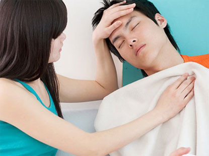 3. Trị cảm sốt nhức đầu: Một nắm lá hương nhu tươi mang giã nhỏ, cho nước sôi vào vắt lấy nước uống, phần bã đắp lên đầu, trán và thái dương. Trường hợp bị sốt có mồ hôi dùng thêm 200g sắn dây tươi giã nhỏ vắt nước uống. Ảnh: AloBacsi.com.