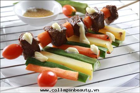4. Thực đơn giảm cân cho người mê đồ nướng. Nguyên liệu: Thịt bò, cà chua, khoai tây, hành tây đỏ, bí ngòi, gia vị ăn kèm: Muối, gia vị, hạt tiêu, ớt, tỏi, ngũ vị hương, dầu ăn, xì dầu, xiên nướng. Ảnh: CollagenBeauty.vn.