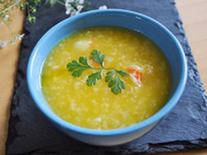 Cháo bí đỏ. Dùng nửa quả bí đỏ, hoặc hơn tùy vị mỗi người, 50g gạo tẻ, một ít đỗ xanh, gia vị vừa ăn. Bí đỏ gọt vỏ bỏ ruột và thái nhỏ, sau đó trộn cùng gạo và đỗ xanh, cho nước vào nồi nấu cháo. Ninh khoảng 30 phút thì mở nắp vớt bí ra bát nghiền nhuyễn, rồi lại cho bí vào nồi ninh thêm 10 phút là chín tới. Ảnh: Amthuchanoi.