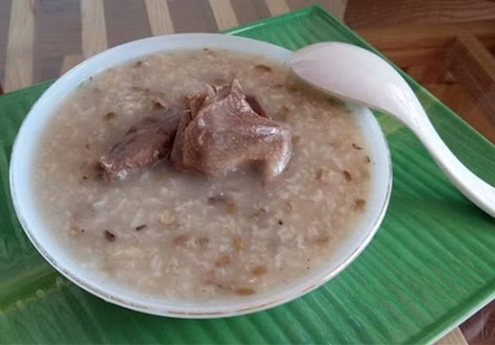 Cháo bồ câu. Dùng 1 con chim bồ câu, 60g gạo tẻ, 20g đan sâm, 20g lạc tiên, gia vị ăn vừa miệng. Bồ câu làm sạch bỏ nội tạng, đan tiên và lạc sâm sắc lấy nước bỏ bã. Dùng nước sắc này bỏ vào hầm cháo chim bồ câu. Cuối cùng thêm gia vị và rau thơm. Món ăn này có tác dụng hoạt huyết, bổ khí giảm đau, chống co thắt, dưỡng tâm an thần dịu đau, hết lo âu, hoảng hốt. Ảnh: Lamsao.