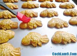 Khi bánh nguội, quết một lớp mỏng hỗn hợp trang trí trên lên vỏ bánh rồi lại nướng tiếp khoảng 5 phút ở nhiệt độ 180 độ C nữa là được. Ảnh: CachLam9.com.