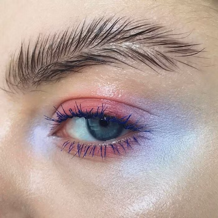 Để có được đôi lông mày đang gây xôn xao tín đồ làm đẹp, bạn chỉ cần dùng keo dán khô và lấy chổi trang điểm nhỏ tách lông mày ra làm đôi và tạo hình như lông vũ. Tô điểm phấn mắt rực rỡ thu hút mọi ánh nhìn.