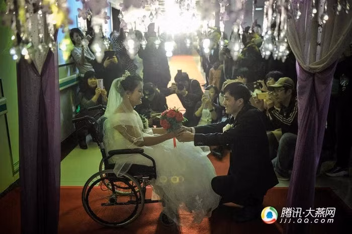 Đám cưới của cô gái xương thủy tinh. Tưởng chừng chẳng ai có thể ở bên cạnh bởi mang một căn bệnh lạ, khiến xương gãy đến 22 lần. Thế nhưng Liangzheng Ying đã gặp được chàng trai yêu thương mình tha thiết tại bệnh viện trong một lần chàng trai cũng đi chữa bệnh. Ảnh: Giadinh.