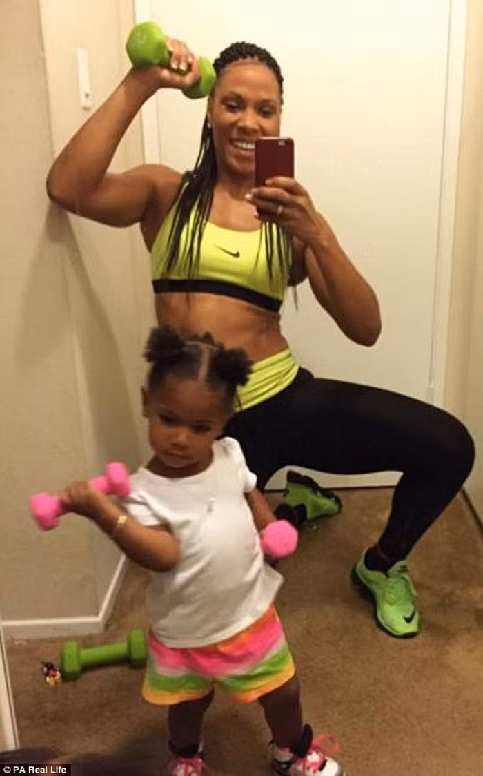 Những hình ảnh mẹ con cùng tập thể dục đăng lên instagram cá nhân khiến mọi người thích thú.