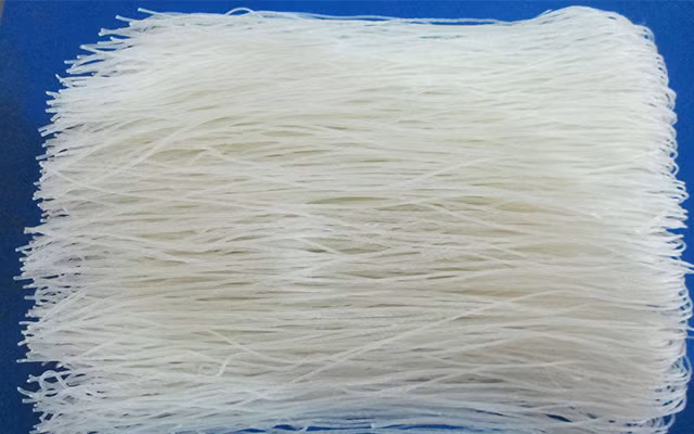 1. Bún khô xào thịt. Nguyên liệu: Bún khô, thịt nạc, cà rốt, bắp cải, hành, gia vị. Bún khô cắt ngắn bớt, ngâm bún trong nước ấm khoảng 5 phút sau đó lấy ra để ráo nước. Trong lúc ngâm bún, bạn rửa bắp cải rồi thái sợi, cà rốt rửa sạch thái sợi, hành hương thái nhỏ. Ảnh: meovatdoisong.net.