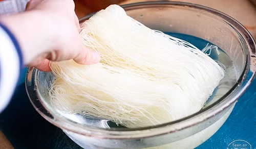 4. Bún khô xào chay. Nguyên liệu: Bún khô, cà rốt, nấm linh chi, tàu hũ ky, đậu hũ chiên, ớt, sa tế, đường, tiêu, bột ngọt, nước tương, cần tây, hành. Cho bún gạo vào một thau nước lã để ngâm cho mềm khoảng 10 phút thì vớt ra rổ để cho ráo. Ảnh: Lamsao.com.