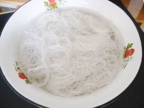 3. Bún khô xào thập cẩm. Nguyên liệu: Tôm đất, trứng gà, cà rốt, hành tây, súp lơ xanh, mộc nhĩ, muối, dầu hào, hạt nêm, hành lá, bún khô. Mộc nhĩ ngâm nước nóng cho nở rồi rửa sạch với nước lạnh, cắt tai nấm rồi thái chỉ. Ảnh: nauzi.com.