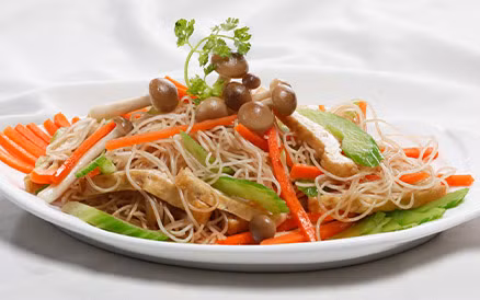 Khi thịt săn mặt thì thêm cà rốt, cải bắp thái nhỏ vào đảo chung khoảng 1 phút. Thêm bún khô và 50ml nước vào đảo chung, xào đến khi nước cạn và bún chín thì nêm lại gia vị cho vừa ăn là xong. Ảnh: nguyenhien.info.