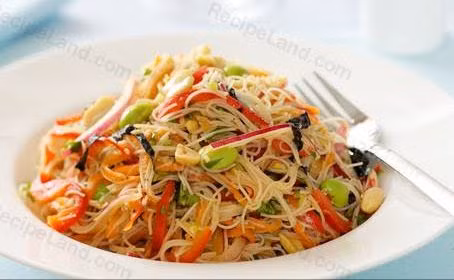 Sau đó cho thêm mộc nhĩ, tôm và hành tây vào cùng với một chút dầu hào. Cuối cùng cho trứng và bún gạo vào xào nhẹ tay, nêm nếm gia vị cho vừa ăn và chú ý thời gian xào để bún không nát. Ảnh: Kieu.com.