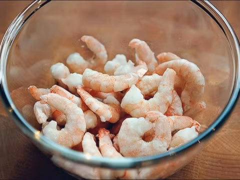 5. Bún khô trộn tôm. Nguyên liệu: Tôm tươi, bún khô, gừng, ớt sừng, cà rốt, dưa chuột, giá đỗ, rau mùi, húng, hành khô, lạc rang, gia vị, nước cốt chanh, mật ong. Bún rửa qua với nước lạnh, đun sôi khoảng 3 phút. Vớt ra để ráo nước. Ảnh: Nauzi.com.