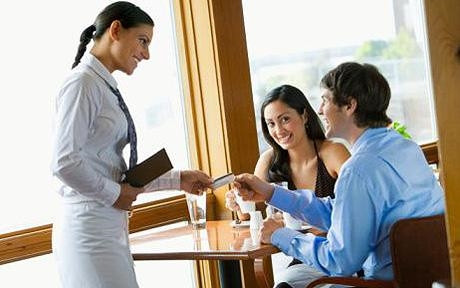 10. Sẵn sàng xù lông nhím lên với bất kì ai Phục vụ mang nhầm món uống, anh ta bắt đầu càu nhàu hoặc lớn tiếng. Người ta nói, muốn đánh giá một ai đó nhanh nhất, hãy nhìn cách họ đối xử với người phục vụ tại nhà hàng, quán ăn. Và ở trường hợp này, bạn biết phải làm gì rồi đấy!