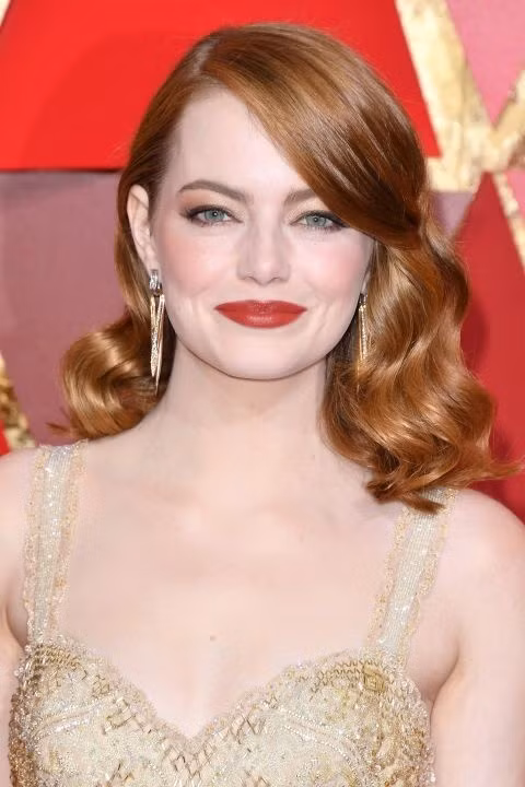 Emma Stone Emma Stone - Nữ diễn viên chính 'La La Land' tỏa sáng rực rỡ với cách trang điểm tông vàng và bờ môi đỏ thẫm quyến rũ.