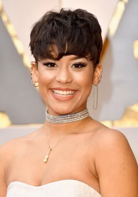 Brianna Perez Brianna Perez nổi bật trên thảm đỏ khi tái hiện phong cách của siêu mẫu lừng danh thập niên 90 Lida Evangelista. Brianna trẻ trung với mái tóc pixie, hàng mi dày cong vút và đôi môi màu cà phê gợi cảm.