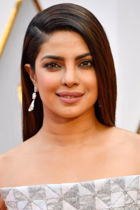 Priyanka Chopra Priyanka Chopra - nữ diễn viên người Ấn Độ lộng lẫy váy áo, trang điểm nhẹ nhàng nhưng không kém phần sang chảnh.