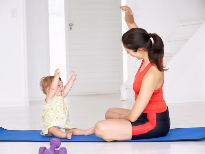 3. Tập thể dục cùng con. Các bé nên được mẹ rèn cho việc rèn luyện thân thể ngay từ nhỏ. Điều này mẹ hãy làm gương cho con. Tập thể dục sẽ là cách để có sức khỏe tốt nhất. Những bé đã biết đi, mẹ nên để bé ra sân đón ánh nắng mặt trời buổi sớm là tốt nhất. Ảnh: actitudfem.com.