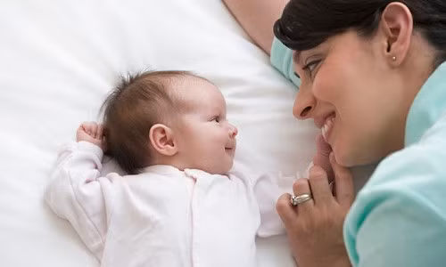 4. Nói chuyện cùng con. Mẹ là người thường trực bên bé, chính vì thế giọng nói của mẹ chính là niềm an ủi, vỗ về cho bé lớn nhất. Bé được nghe giọng mẹ hàng ngày và cảm thấy vô cùng yên tâm, không đơn độc. Ảnh: toilamme.com.