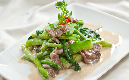 Cho chảo lên bếp nóng lên đổ dầu vào và bỏ hành tím cho phi lên cho thơm, cho lòng gà vào đảo đều vừa chín tới, cho cải vào đảo nhanh tay, (lửa phải lớn) cho chín rồi tắt bếp. Ảnh: hellomam.vn.