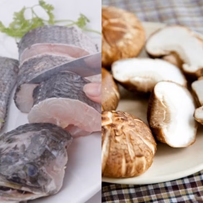 3. Cá lóc hấp nấm đông cô. Nguyên liệu có lóc, nấm đông cô, củ cải muối (hoặc dưa muối), chanh, hạt tiêu, xì dầu, muối. Cá lóc làm sạch đánh vảy, bỏ ruột sau đó dùng dao lọc lấy thịt 2 bên thân cá và ướp tiêu, muối khoảng 20-25 phút. Nấm ngâm nước nóng, bỏ chân rồi rửa sạch chẻ đôi. Củ cải thái miếng vừa ăn rồi rửa lại cho đỡ mặn. Ảnh: Thegioiamthuc.