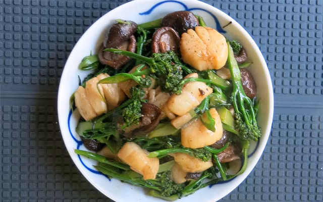 Bắc chảo và phi thơm hành tỏi. Tiếp đó cho sò điệp vào xào chín thì cho ra đĩa. Tiếp tục xào nấm và cải. Rồi lại đổ sò điệp vào xào cùng, nêm nếm với chút gia vị, dầu mè và giấm cho vừa miệng. Cuối cùng là dọn ra đĩa và rắc tiêu lên trên. Ảnh: Cooky.