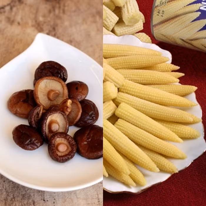 2. Nấm kho ngô bao tử. Nguyên liệu gồm nấm rơm, ngô bao tử, hành mùi, gia vị muối, hạt nêm, nước mắm. Đầu tiên ngâm nấm cắt bỏ chân và ngâm vào bát nước muối khoảng 15 phút và vớt ra để ráo nước. Ngô bao tử rửa sạch chẻ đôi.