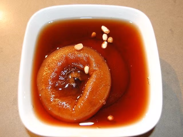 4. Món chè la hán quả mứt hồng. Nguyên liệu: La hán quả, mứt hồng, đường phèn. La hán quả, mứt hồng bỏ vào nồi đổ thêm 2 chén rưỡi nước. Sau đó sắc xuống còn 1 chén rưỡi là được. Thêm đường phèn cho vừa ăn. Có thể uống nước và ăn luôn quả giúp thanh nhiệt, tiêu đờm giảm ho. Ảnh: kienthuc.net.vn.