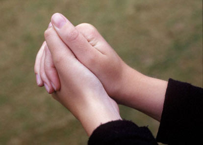 Bàn tay lạnh: Có thể là dấu hiệu của một số vấn đề như máu lưu thông kém, huyết áp thấp, stress, tuyến giáp hoạt động kém hoặc có thể mắc hội chứng Raynaud gây đau, tê, ngứa ran tay. Ảnh: thamvantamly.net.