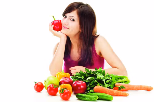 2. Ăn nhiều thực phẩm hữu cơ, thực phẩm chứa kiềm: Thực phẩm hữu cơ bao gồm rau củ quả, trái cây, ngũ cốc, thịt, các sản phẩm từ sữa, trứng, mật ong… sử dụng những thực phẩm này sẽ giúp bạn cân bằng pH hiệu quả. Trong số đó, thực phẩm chứa kiềm chính là rau củ quả, không những bổ sung chất xơ mà còn rất tốt cho hệ tiêu hóa và đường ruột. Ảnh: thegioicaythuoc.com.