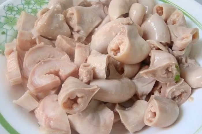 Đu đủ. Dùng đu đủ ương 150g, trực tràng heo 100g làm sạch, cắt khúc nêm gia vị và hầm ăn. Hoặc đu đủ chín 50g, hồng xiêm chín 50g, dâu tây 50g cho 3 loại quả này vào máy xay sinh tố uống ngày 1-2 lần cũng chữa trĩ rất tốt. Ảnh: Vnngon.