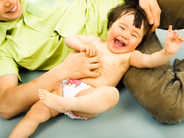 4. Cù lét khiến bé cười quá nhiều: Đây cũng là trò đùa nguy hiểm với con. Khi bé cười không ngừng do bị ba mẹ cù lét cơ thể sẽ thiếu oxy dẫn đến nghẹt thở. Đồng thời, áp lực lên vùng bụng tăng cao khiến bé dễ bị viêm rượt thừa, tắc ruột. Ảnh: giainhan.vn.