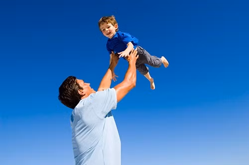 1. Chơi trò “tung hứng”: Được tung lên cao bé sẽ vô cùng thích thú, vui vẻ. Nhưng chơi đùa với con kiểu này lại tiềm ẩn những nguy hiểm khôn lường. Đầu tiên là việc ba mẹ sẩy tay không bắt giữ được sẽ khiến bé rơi xuống gây những chấn thương, thương tật ở tay, chân, não bộ. Ảnh: MarryBaby.vn.