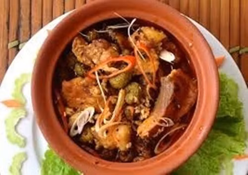 3. Sung kho cá. Nguyên liệu gồm cá cắt khúc hoặc cá bé thì làm sạch, 20 quả sung bổ đôi. Cá và sung sẽ được ướp với 1 muỗng canh nước mắm, 1/2 muỗng canh xì dầu, 1 muỗng canh đường ít nhất trong 30 phút. Ảnh: Monngonmoingay.