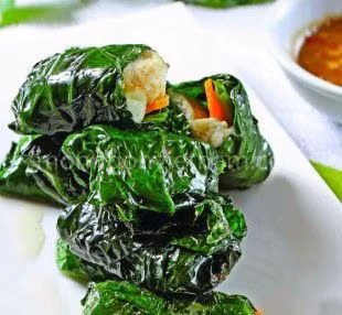 Rải từng lá lốt ra, đặt miếng phi lê cá và 1 khúc hành lên, cuộn chặt lại, xiên vào que. Rồi nướng trên bếp đến khi cá chín. Mắm nêm cho thêm chanh, đường, ớt, tỏi vào, khuấy đều. Dọn cá ra đĩa, chấm kèm mắm nêm. Ảnh: hanhphuccuame.com.