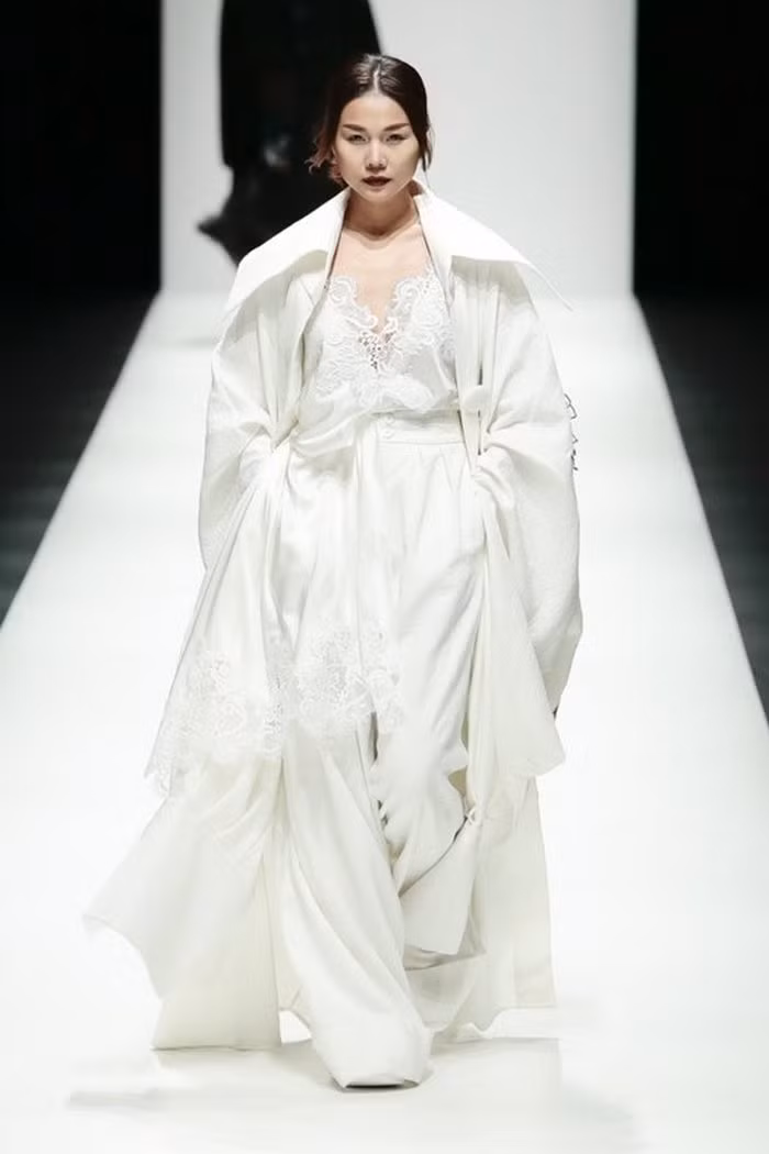 Cô đã thể hiện được sự chuyên nghiệp một siêu mẫu hàng đầu khi sải bước với thần thái tự tin và lột tả được ý đồ của bộ trang phục. Ảnh: Zingnews.