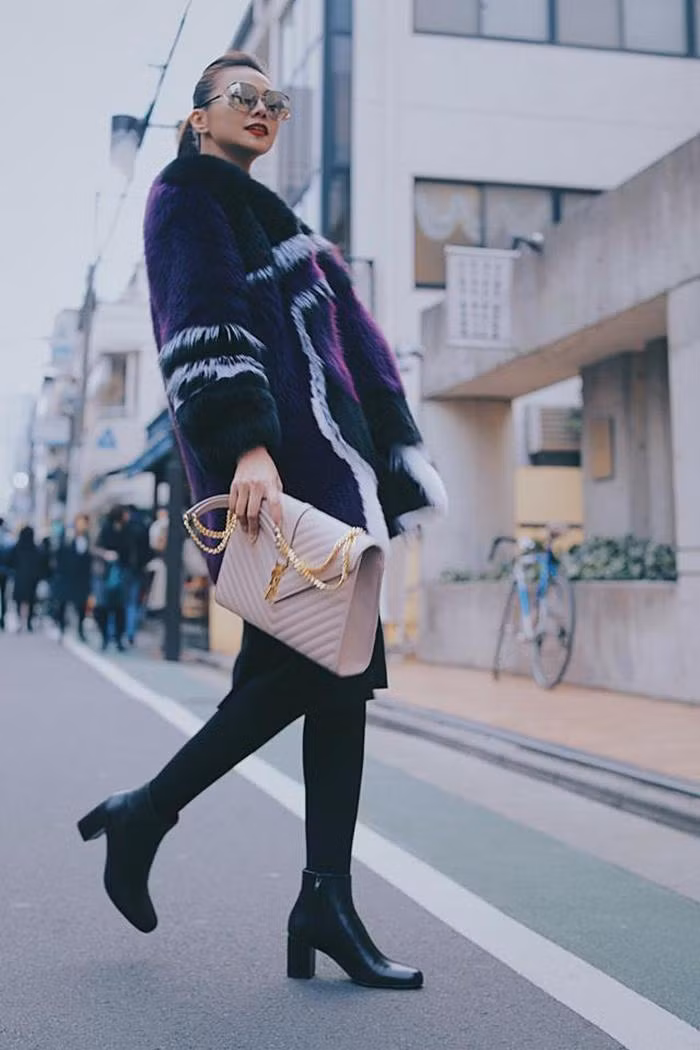 Còn đây là một set đồ cực chất cho các quý cô sành điệu. Áo lông thú kết hợp cùng bốt da và túi xách hàng hiệu YSL. Ảnh: FB Thanh Hằng.