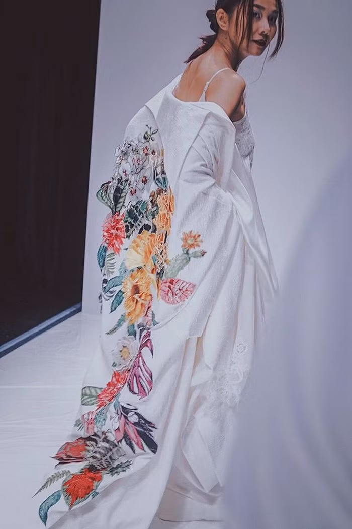 Đẳng cấp của một siêu mẫu hàng đầu Việt Nam thể hiện rõ trong thần thái và ánh nhìn, nổi bật trước dàn mẫu ngoại được tuyển lựa kĩ càng để trình diễn BST của NTK. Ảnh: FB Thanh Hằng.