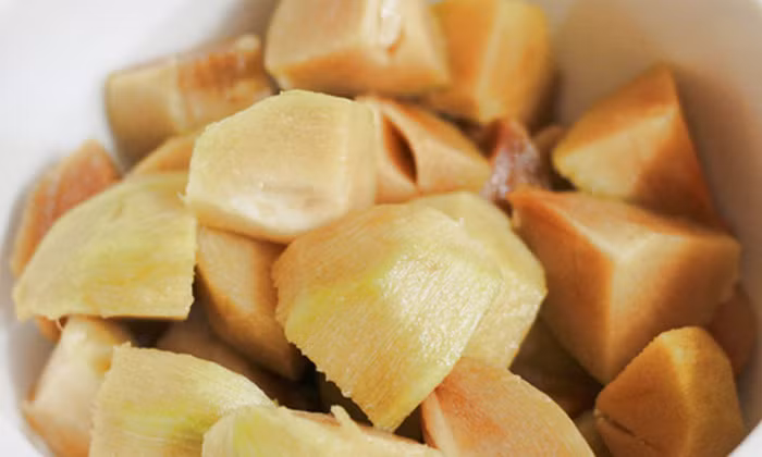 Hồng xiêm. Có vị thơm ngon và ngọt khiến nhiều bé rất ưa thích. Loại quả nâu này chứa nhiều sắt, vitamin A thực vật và canxi, không chỉ hỗ trợ phát triển chiều cao mà còn tác dụng phát triển trí não trẻ. Nếu bổ sung 2 quả hồng xiêm vào chế độ ăn vặt hàng ngày sẽ tương đương với 100g với 29% chất sắt, 5% canxi cần thiết cho mọi hoạt động. Ảnh: Báo Phụ nữ.