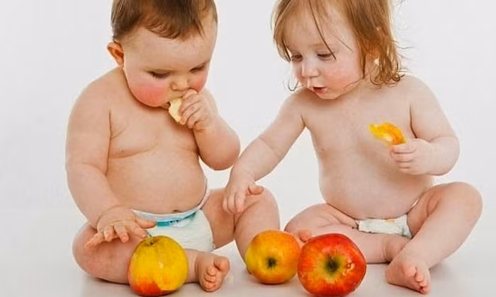 Táo. Chứa hàm lượng vitamin A và vitamin C rất cao, hỗ trợ hết cỡ các hoạt động của não bộ và mắt. Bên cạnh đó, chất boron trong quả này giúp tăng cường sự phát triển các cơ xương. Về răng miệng, táo còn giúp sát khuẩn bởi các chất xơ của nó đóng vai trò như một chiếc bàn chải răng mềm mại. Vì thế các mẹ hãy cho con ăn 1 quả táo mỗi ngày. Ảnh: yeutretho.