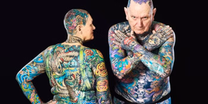 Ông Charles có hình xăm đầu tiên khi ông còn trong quân đội Mỹ (1959). Sau đó, đến năm 2000, ông tiếp tục xăm kín 93,75% cơ thể, còn bà phủ kín 91% hình xăm trên cơ thể.