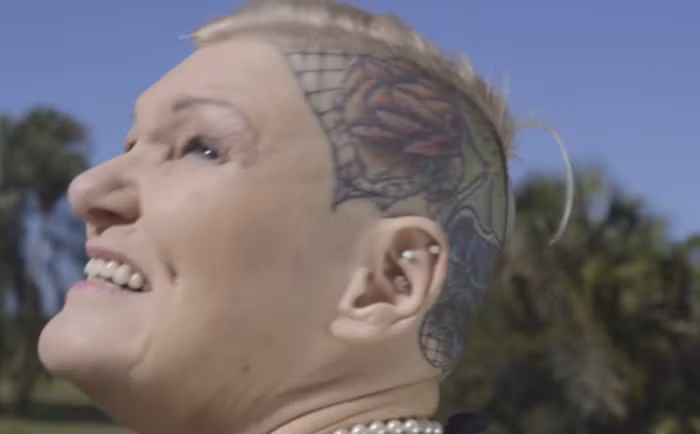 Dù đã kín khắp cơ thể, nhưng bà vẫn không có ý định sẽ dừng xăm. Mới đây, bà còn thêm một hình xăm nghệ thuật phủ từ gáy lên đầu. ông Charles thì chẳng hở chỗ nào để xăm nữa.