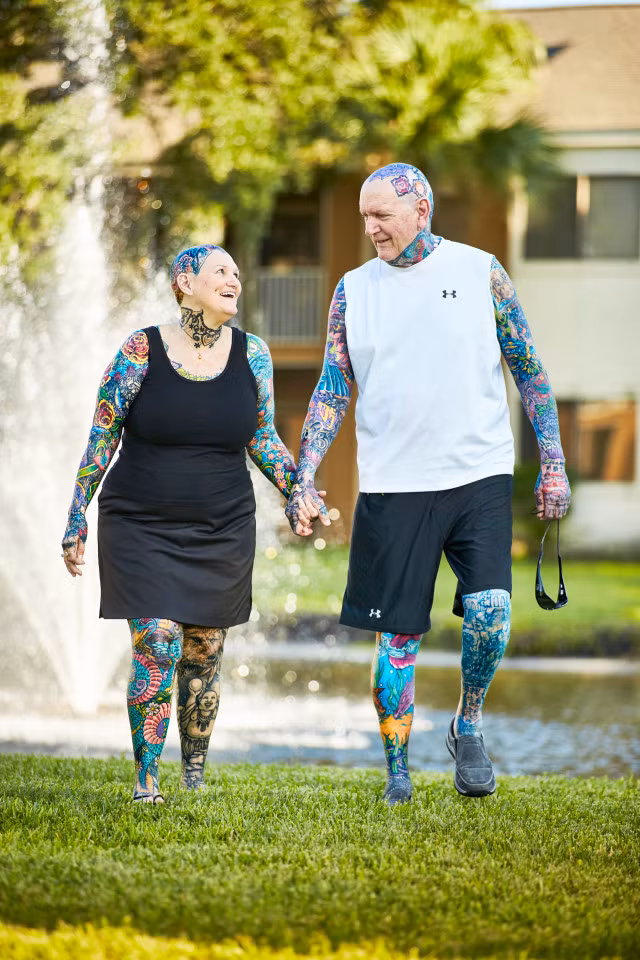 Charles Chuck Helmke (75 tuổi) và Charlotte Guttenberg (65) là 2 người đang nắm giữ kỷ lục Guiness xăm hình nhiều nhất thế giới. Điều đặc biệt, hai người là một cặp vợ chồng. Vợ là nhà văn còn chồng là một nhân viên quốc phòng.