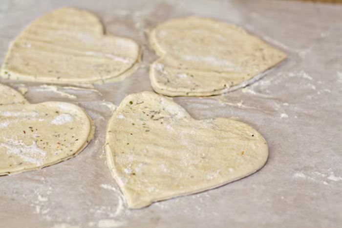 Chú ý cắt thành 2 loại, 1 loại hình trái tim phủ kín và một loại hình trái tim có trái tim nhỏ ở giữa. Để vào tủ lạnh khoảng 1 giờ đồng hồ để bánh cứng lại. Ảnh: Congthuclambanh.