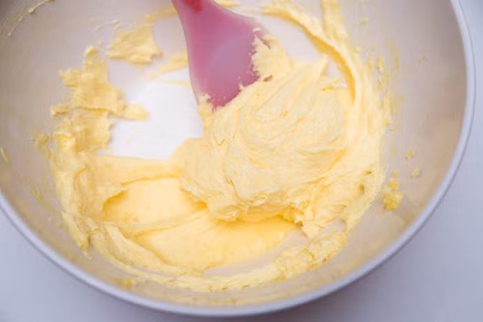 Đầu tiên trộn trứng, bơ, bột mì và quấy thật nhuyễn, thêm vanin vào sau cùng để bánh có vị thơm. Khi đã nhuyễn, nặn bột thành hình trái tim, nếu có khuôn càng tốt. Ảnh: Lamsao.