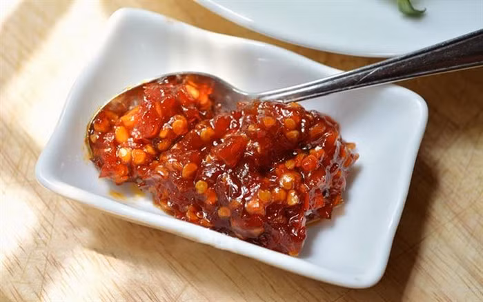 Hỗn hợp tương ớt đã xong. Đổ tương ớt vào hộp khô, kín, không dính nước và để ngăn mát tủ lạnh ít nhất 1 tuần cho lên men. Sau khoảng hơn 1 tuần, hỗn hợp tương ớt cay kiểu Hàn Quốc đang ở thời điểm ngon nhất, thích hợp làm đồ chấm trực tiếp hoặc gia vị tẩm ướp thức ăn. Ảnh: Emdep.