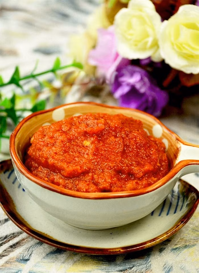 Rim nhỏ lửa cho đến khi cạn nước và keo lại. Sau khi ớt chín, để nguội cho vào lọ, bỏ vào ngăn mát tủ lạnh bảo quản . Ảnh: Cooky.