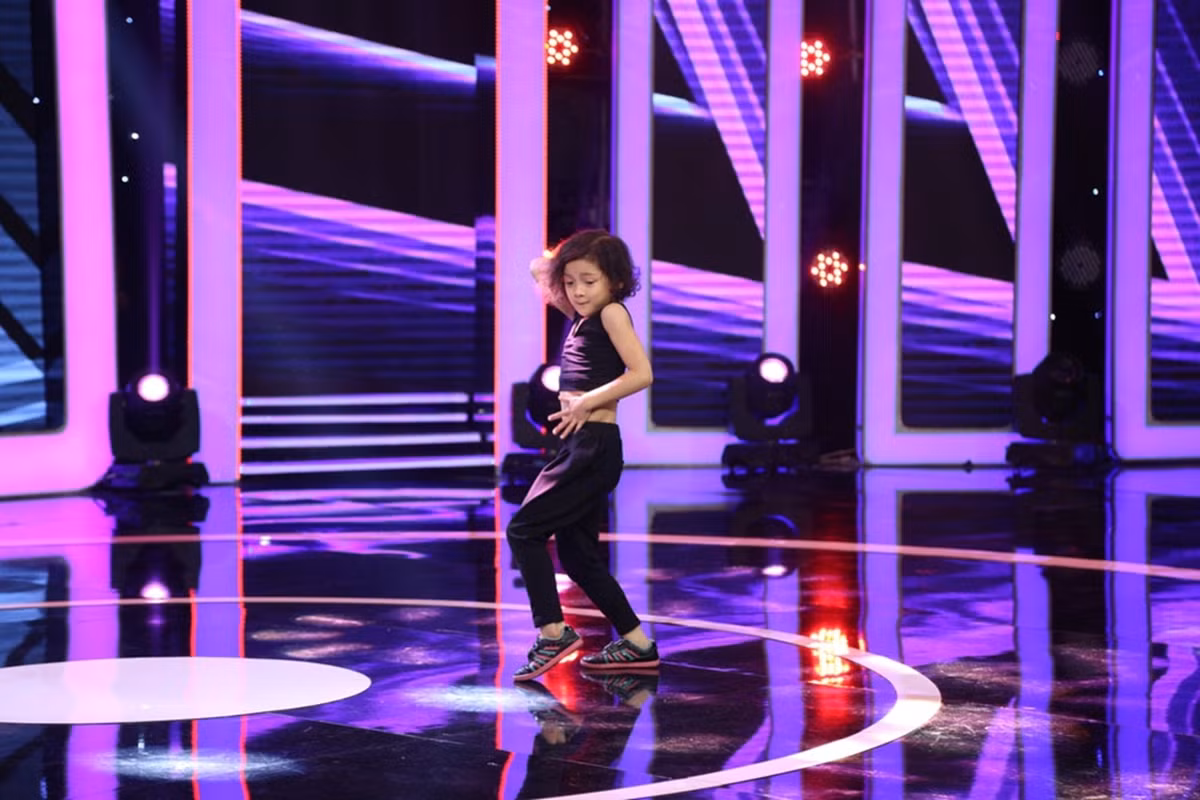 Thần đồng nhảy múa Nguyễn Hạnh Mỹ Trâm. Màn nhảy solo của cô bé 8 tuổi và vũ công Quang Đăng khiến ban bình luận vô cùng hào hứng. Cô bé với những bước nhảy điêu luyện như người lớn. Ảnh: Thegioidienanh.